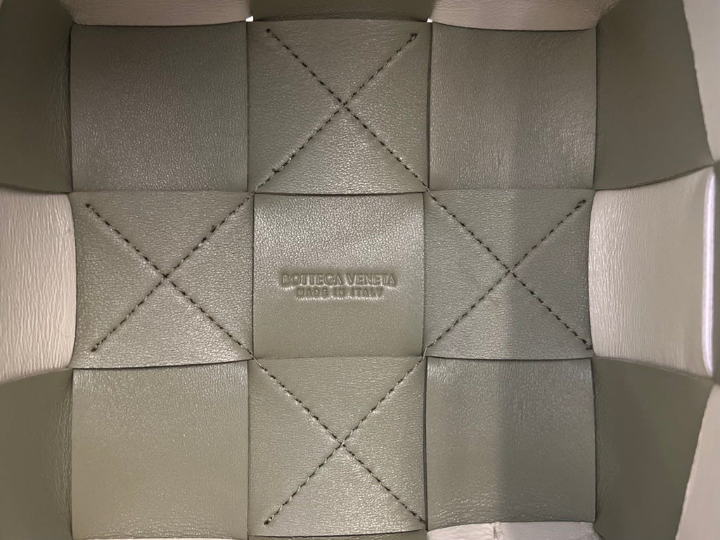 BOTTEGA VENETA SMALL CASSETTE BUCKET 18 IN XANADU MIX WHITE CALFSKIN
