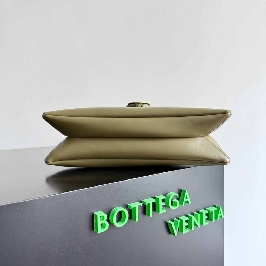 BOTTEGA VENETA 25S MEDIUM LIBERTA BAG 27 IN OLIVE GREEN CALFSKIN GOLD HARDWARE