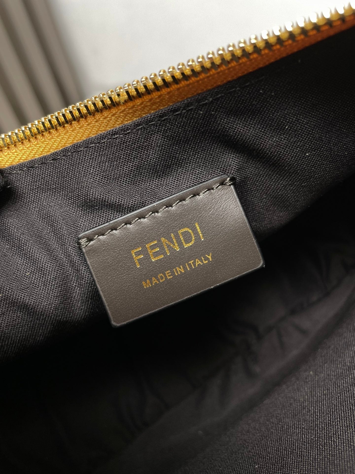 FENDIGRAPHY MEDIUM 29 IN GOLD METALLIC SMOOTH LAMBSKIN GOLD HARDWARE