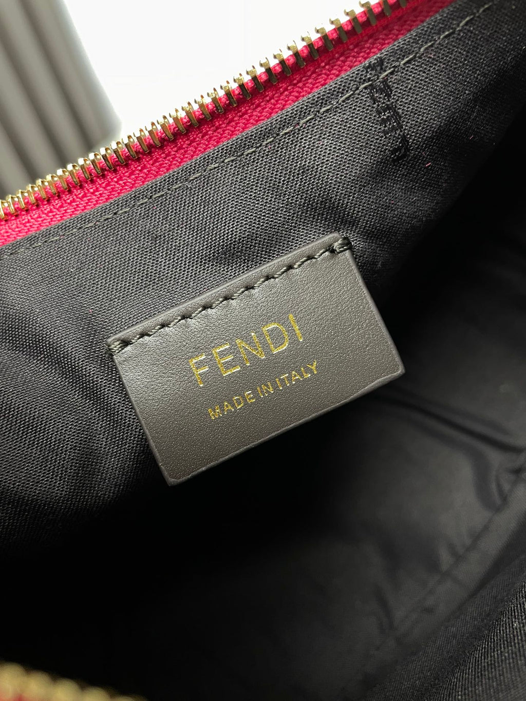 FENDIGRAPHY MEDIUM 29 IN BRIGHT PINK SMOOTH LAMBSKIN GOLD HARDWARE