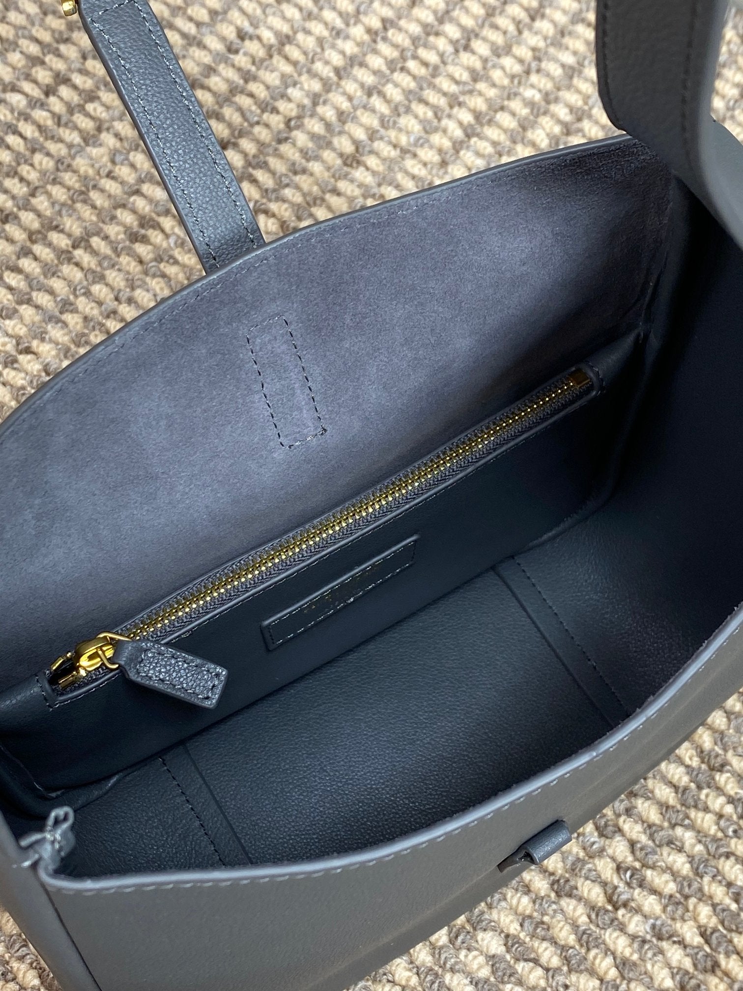 LE 5 À 7 SMALL SUPPLE 22 IN NEPAL BLUE CALFSKIN GOLD BUCKLE