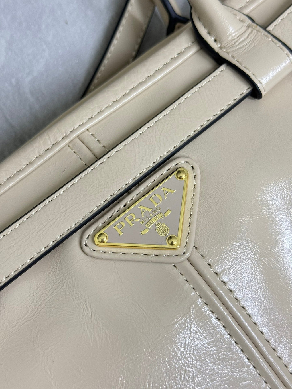 PRADA 25S BONNIE LARGE HANDBAG 38 IN BEIGE CALFSKIN GOLD HARDWARE