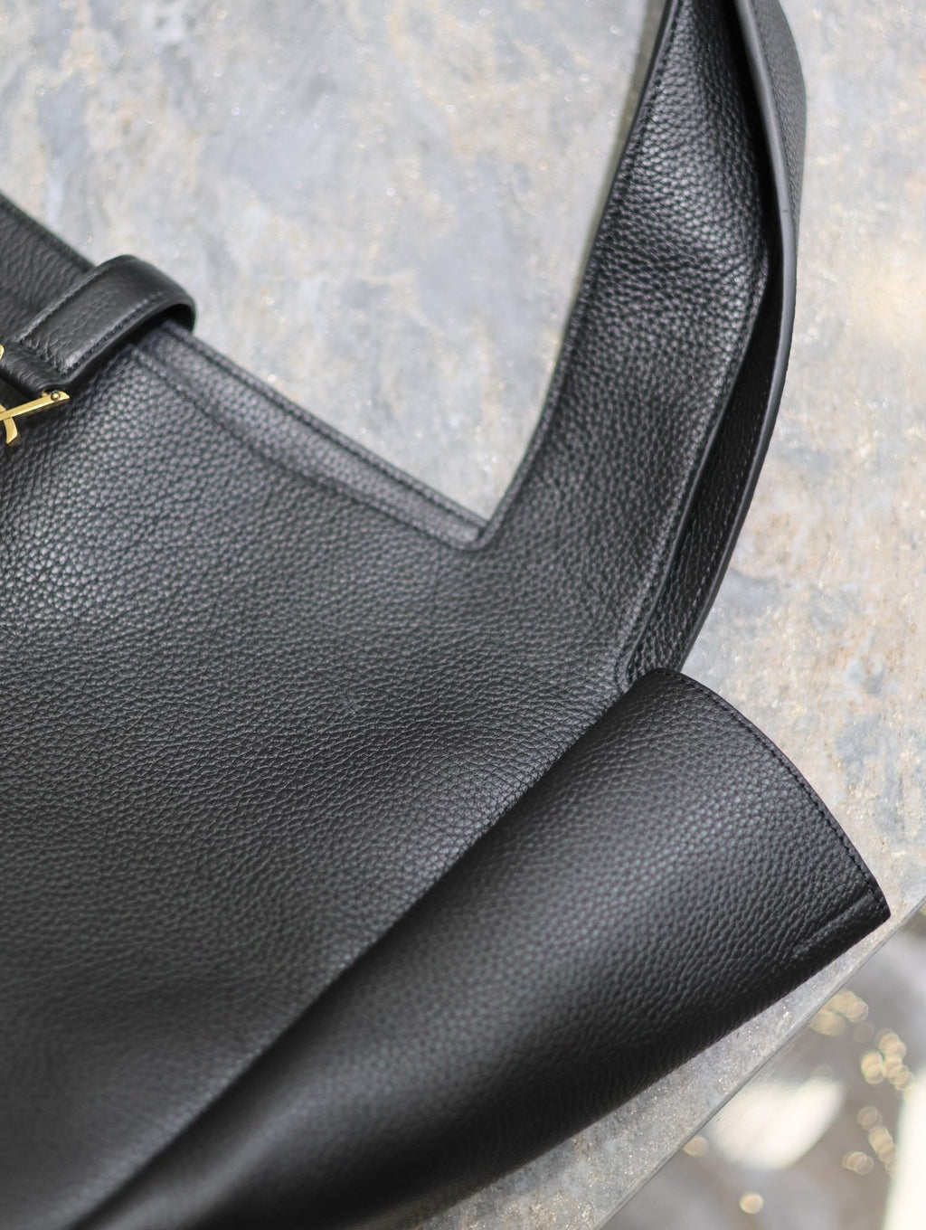 LE 5 À 7 BEA TOTE BAG 50 IN BLACK LAMBSKIN GOLD LOGO